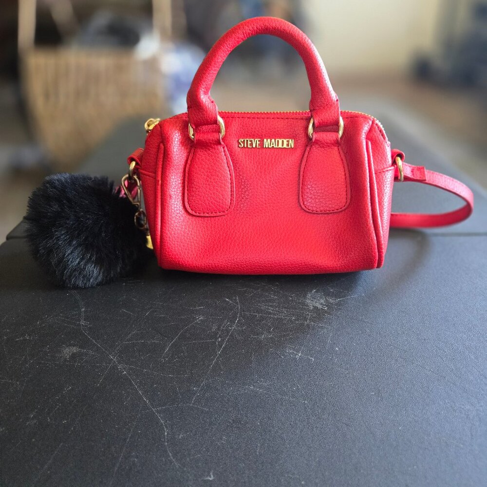 Steve Madden small red purse long skinny strap and hand strap. Great condition.